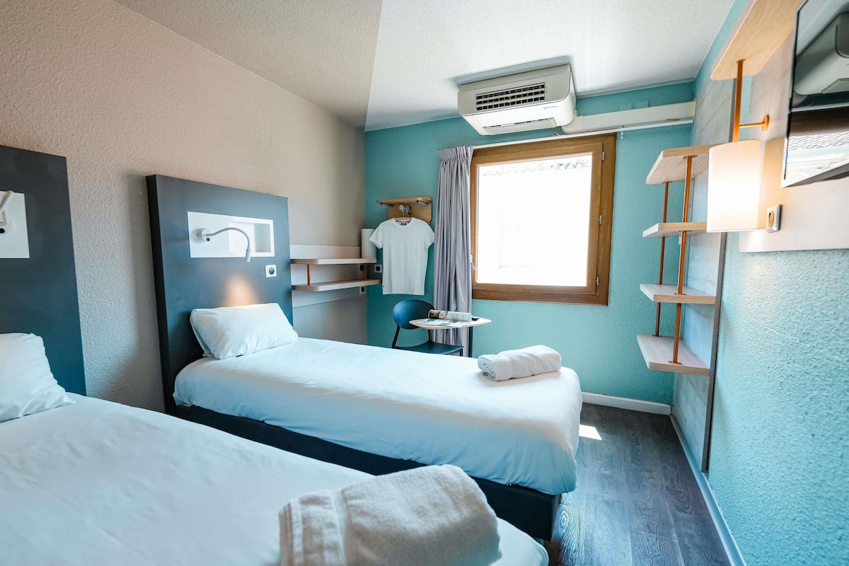Twin Room, 2 Single Beds | Free cots/infant beds, free WiFi, bed sheets