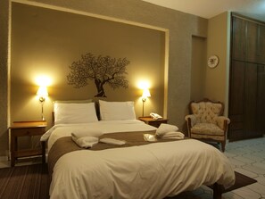 Studio – superior, hageutsikt | Safe på rommet og wi-fi (inkludert)