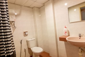 Family Room | Bathroom | Shower, free toiletries, hair dryer, slippers