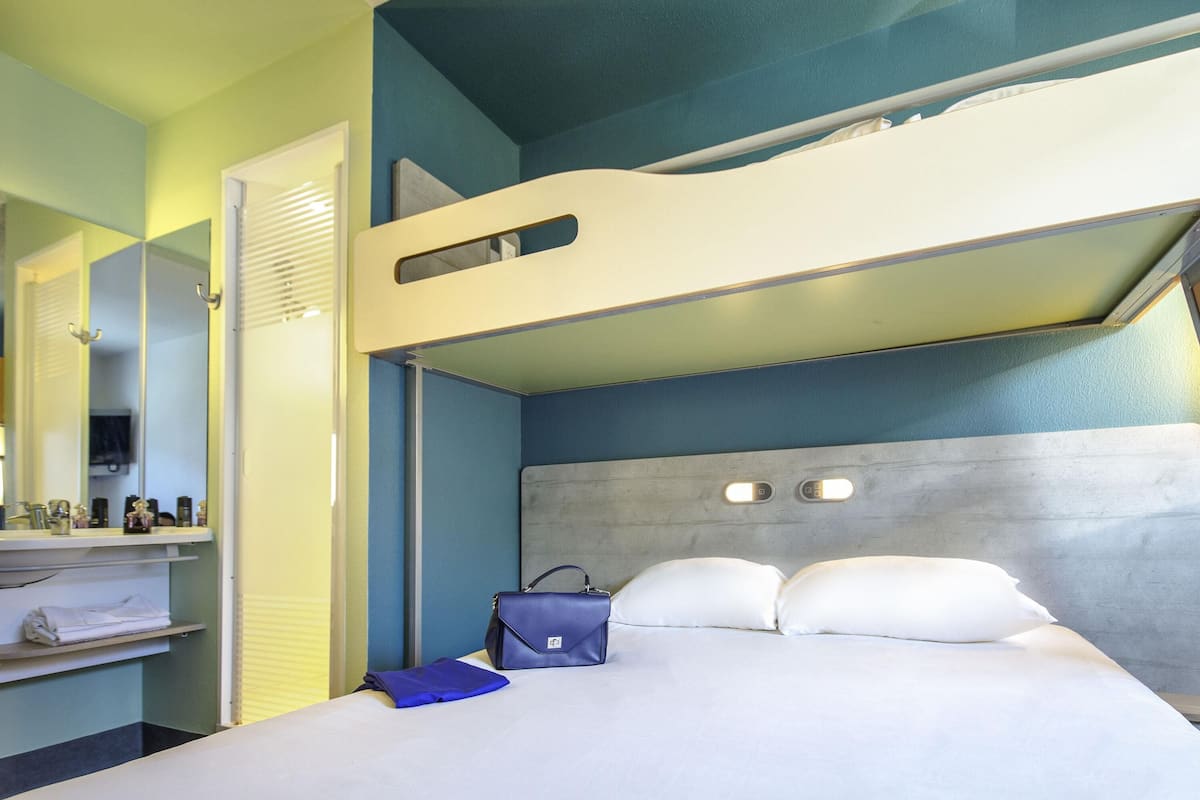 Triple Room, Multiple Beds | In-room safe, soundproofing, free cribs/infant beds, free WiFi
