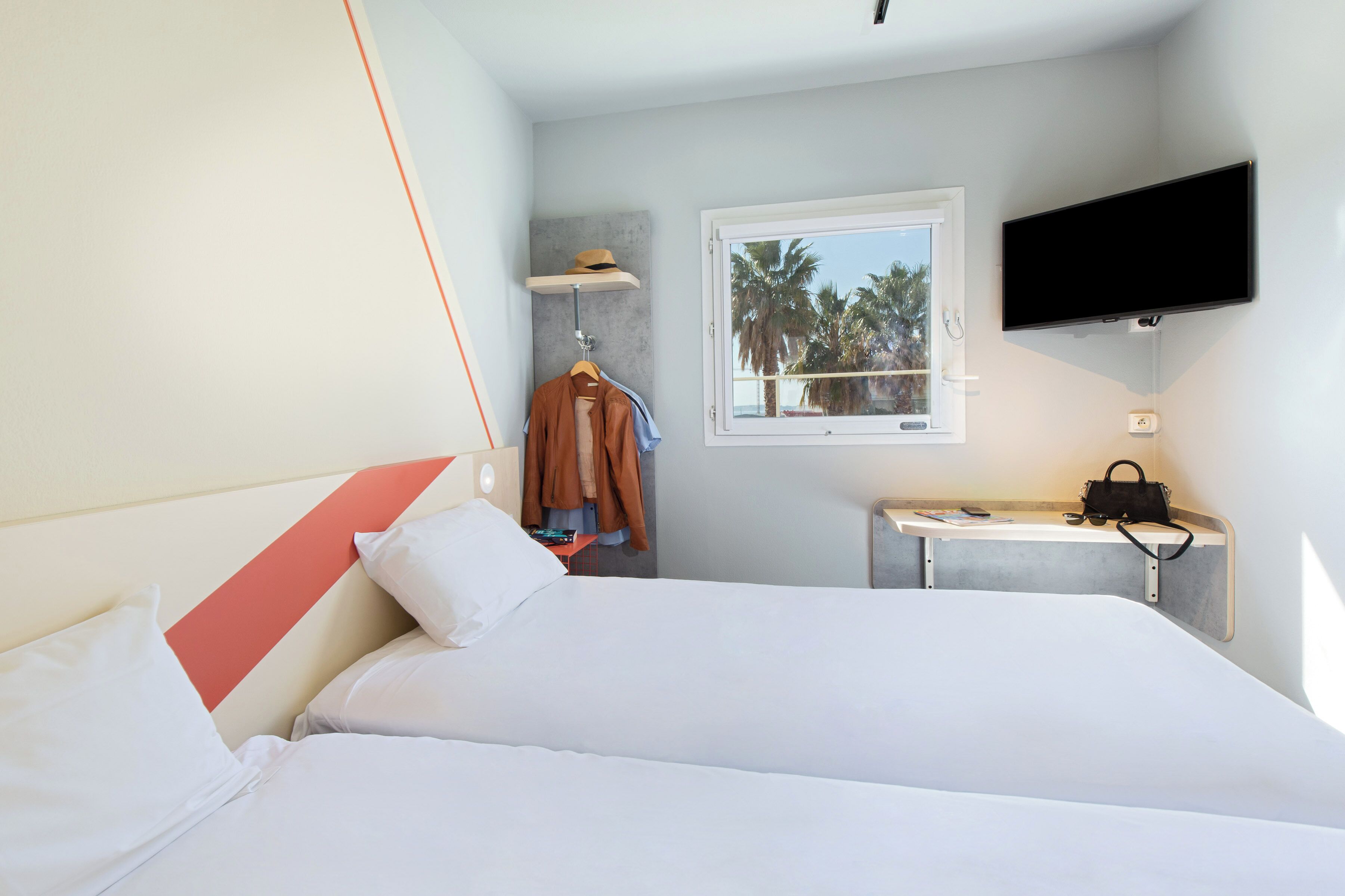 Quarto duplo, 2 camas de solteiro | Cofres nos quartos, quartos à prova de som, berços grátis