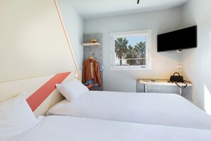 Twin kamer, 2 eenpersoonsbedden | Een kluis op de kamer, geluiddichte muren, gratis babybedden