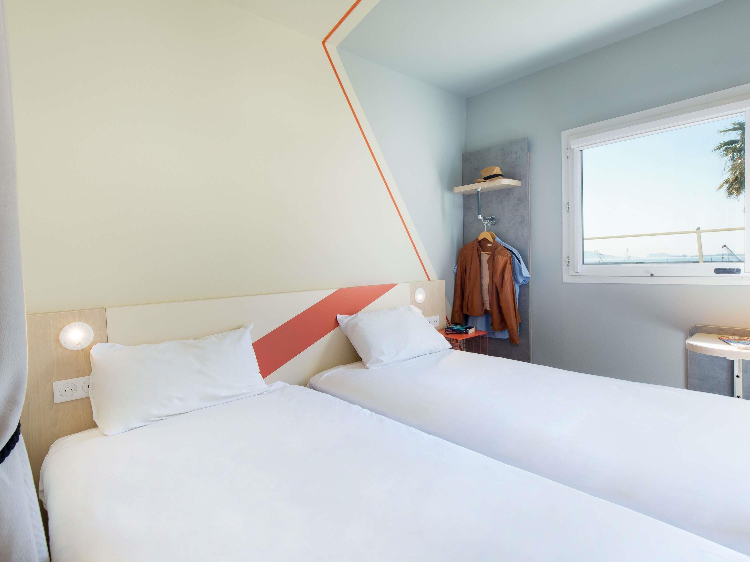 Kahden hengen huone (kaksi sänkyä), 2 yhden hengen sänkyä | Tallelokero huoneessa, äänieristys, ilmaiset vauvansängyt