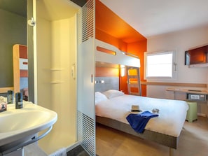 Habitació triple, diversos llits | Caixa forta a l'habitació i habitacions insonoritzades