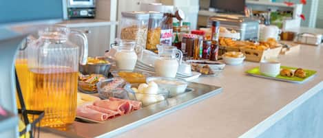 Tägliches Frühstücksbuffet (8.9 EUR pro Person)