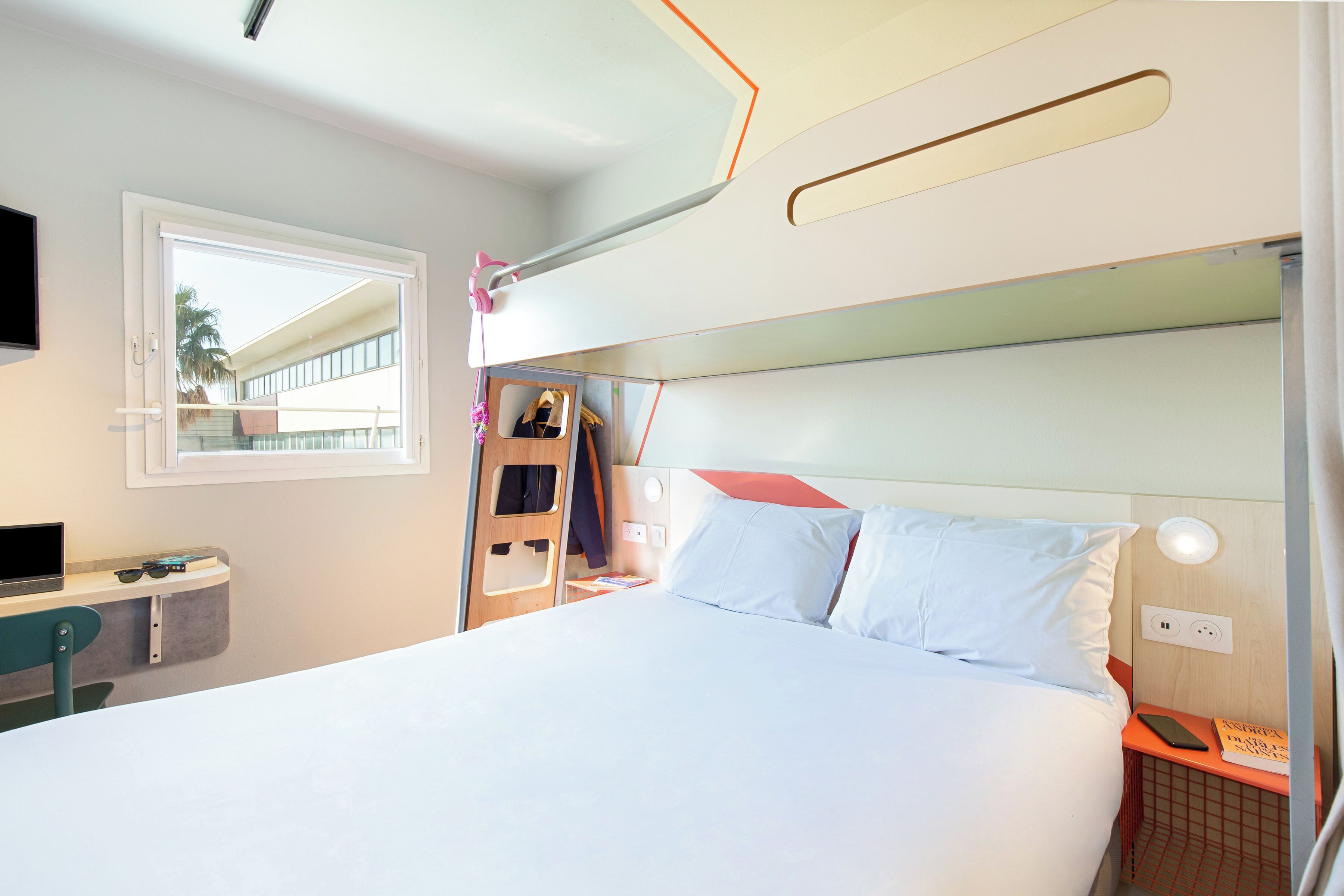 Quarto triplo, várias camas | Cofres nos quartos, quartos à prova de som, berços grátis