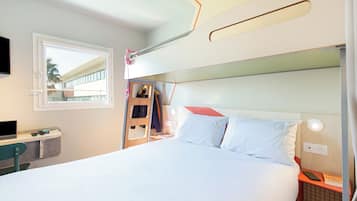 Quarto triplo, várias camas | Cofres nos quartos, quartos à prova de som, berços grátis