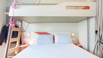 Triple Room, Multiple Beds | In-room safe, soundproofing, free cribs/infant beds, free WiFi