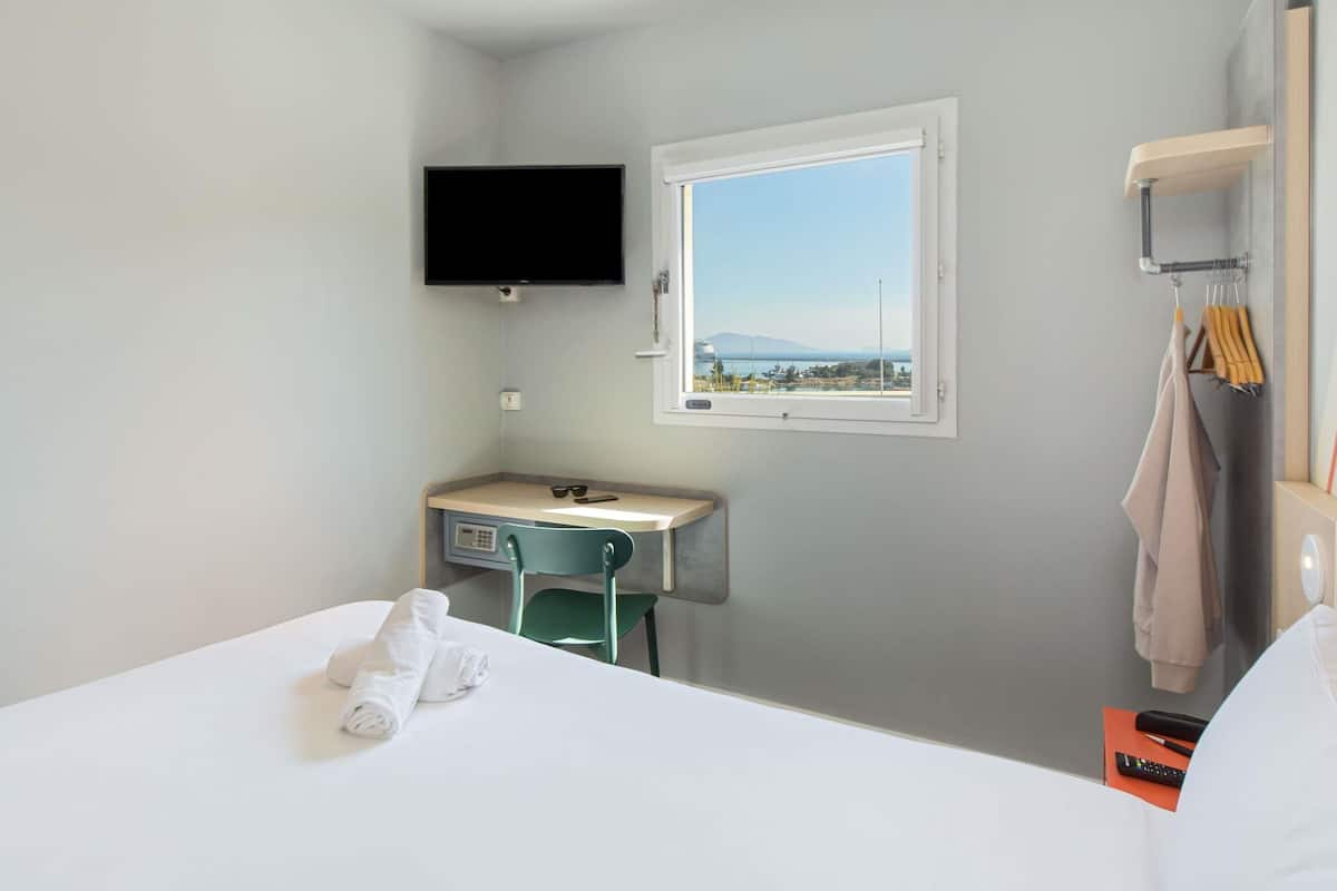 Double Room | In-room safe, soundproofing, free cots/infant beds, free WiFi