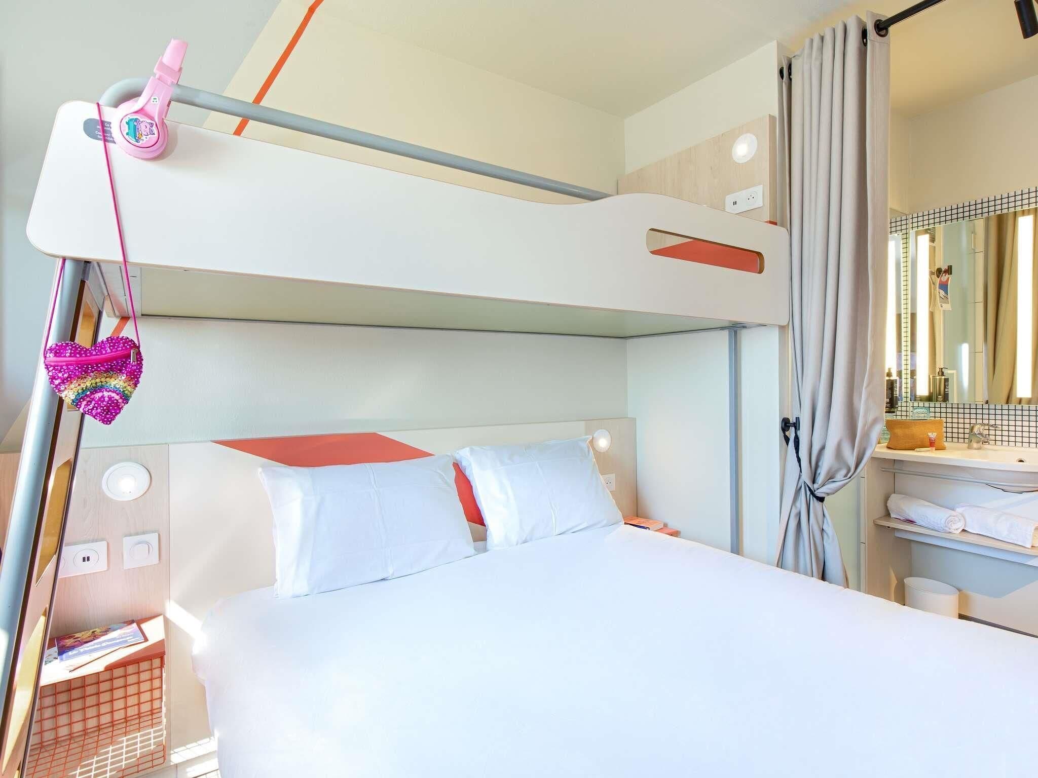 Quarto triplo, várias camas | Cofres nos quartos, quartos à prova de som, berços grátis