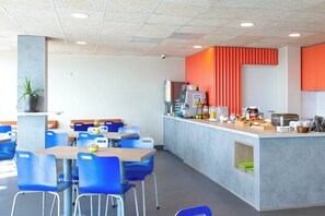 Petit déjeuner buffet servi tous les jours en supplément
