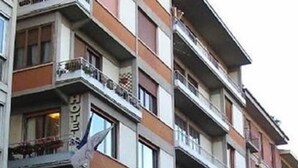 A multi-story hotel with balconies on each floor. - Arcadia (Florence)
