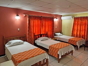 Economy Üç Kişilik Oda | Odada kasa, masa, ütü/ütü masası, ücretsiz kablosuz İnternet