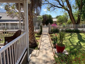 Property grounds - Housemartin Guest Lodge (De Rust)