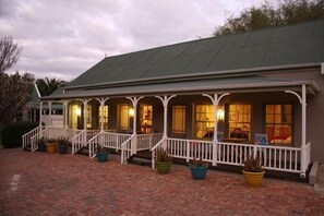 Front of property - Housemartin Guest Lodge (De Rust)