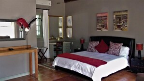 Une chambre à coucher avec un grand lit, un bureau et une chaise.