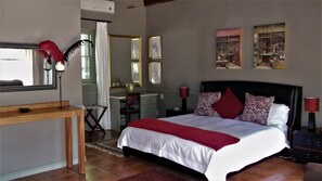 Premium bedding, in-room safe, individually decorated, desk - Housemartin Guest Lodge (De Rust)