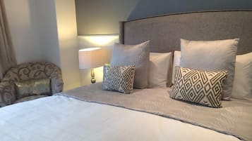 Suíte família, 1 quarto | Cofres nos quartos, ferros/tábuas de passar roupa, Wi-Fi (sobretaxa)