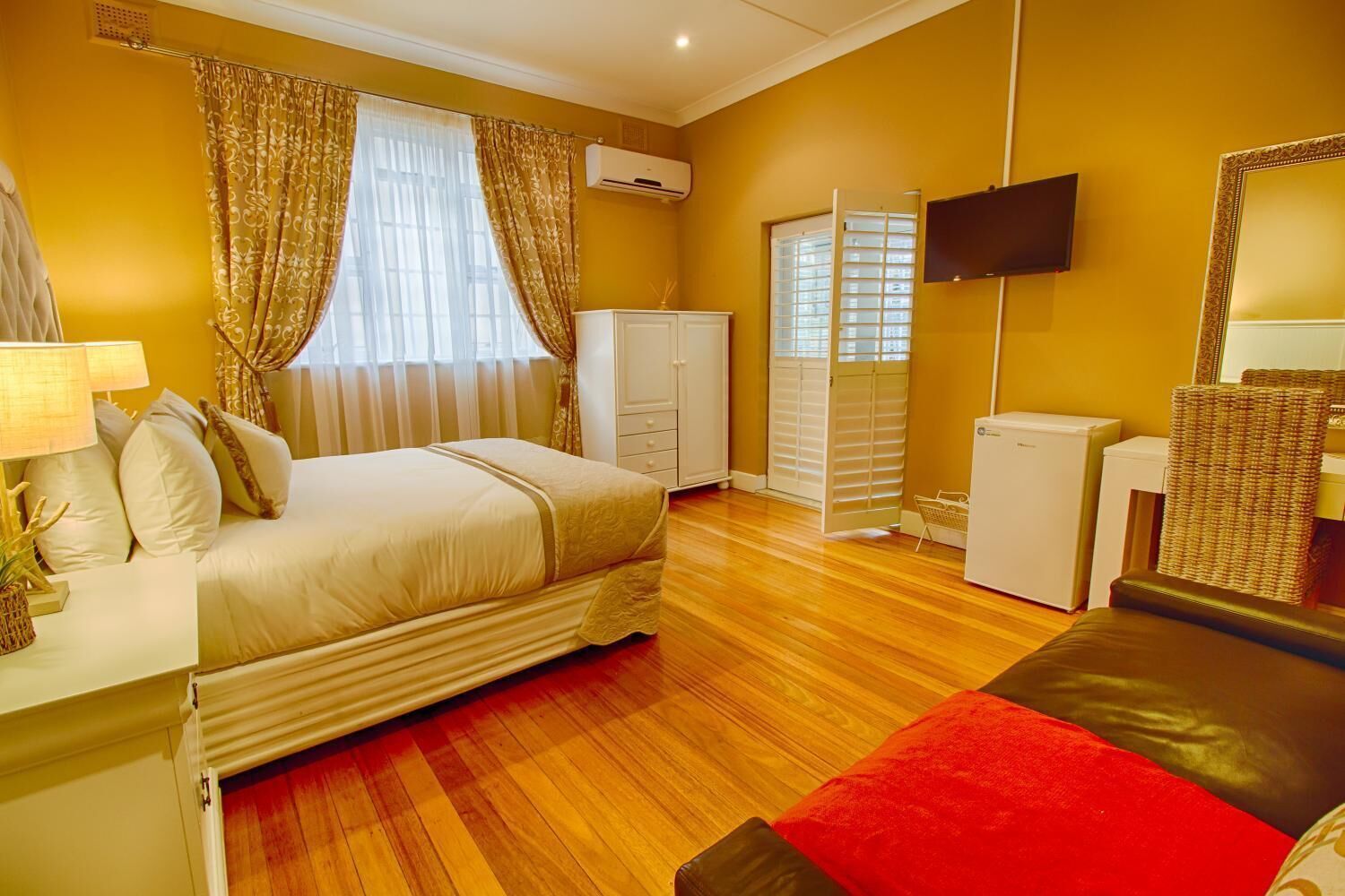 Coffres-forts dans les chambres, fer et planche à repasser, Wi-Fi