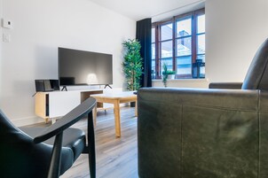 Appartement 1 chambre + divan-lit (P204) | Salle de séjour | Télévision à écran plat de 45 pouces avec chaînes par câble, télévision