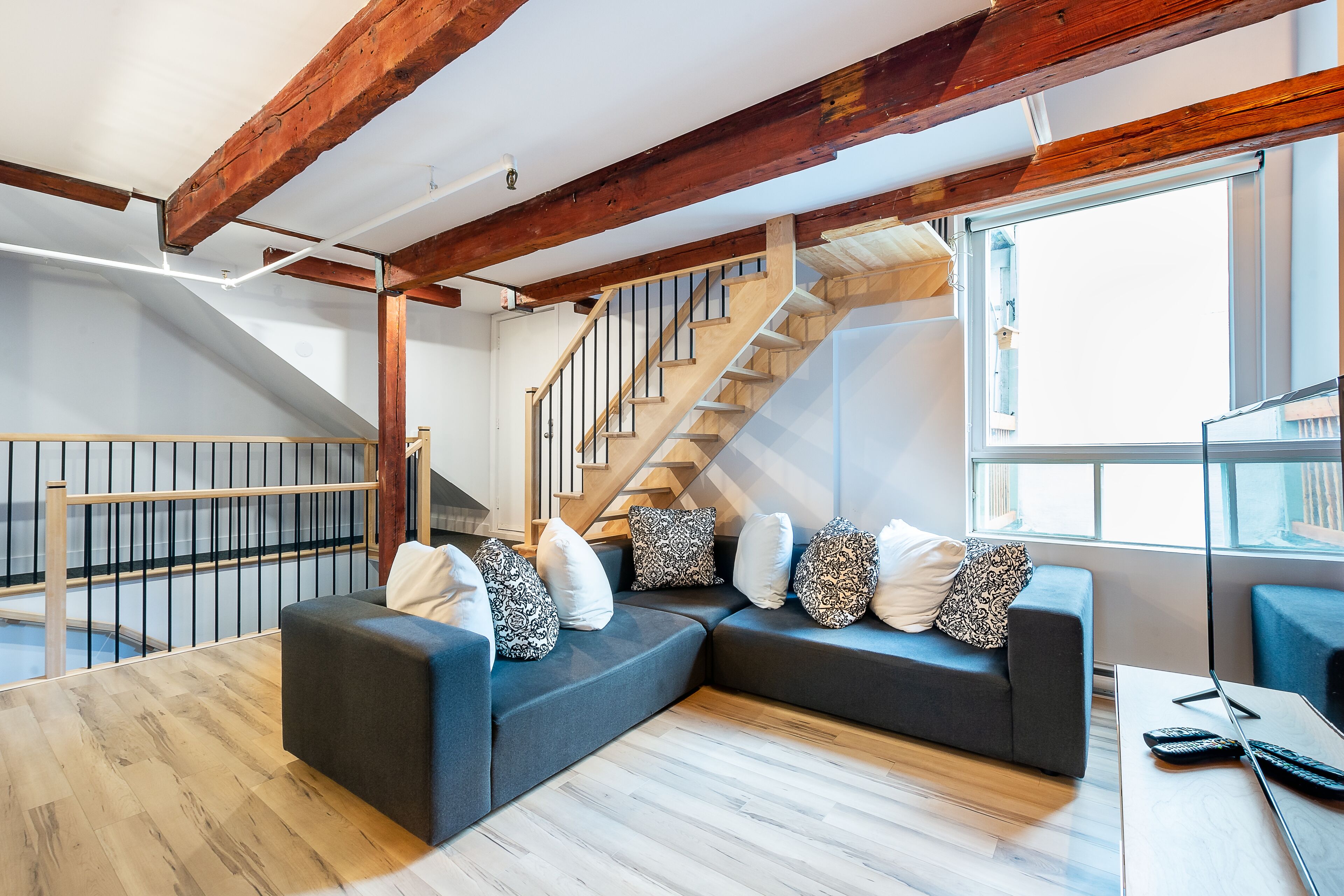 公寓 | 起居区 | 45-英寸纯平电视 （配备有线频道）、电视