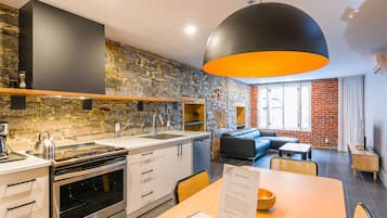 Departamento de lujo, 1 habitación (P103) | Cocina privada | Refrigerador con congelador, microondas, horno y parrilla de estufa