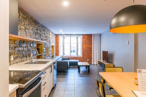 Luxury-Apartment, 1 Schlafzimmer (P103) | Eigene Küche | Großer Kühlschrank, Mikrowelle, Ofen, Herdplatte