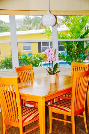 Standard Apartment, 1 Queen Bed with Sofa bed, Non Smoking, Private Bathroom | In-room dining