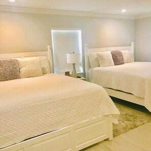 Luxury Apartment, 2 Bedrooms, 2 Bathrooms | Individually furnished, blackout drapes, iron/ironing board, free WiFi