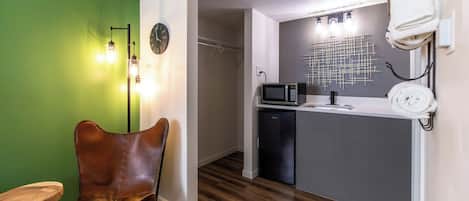 Chambre Prestige double, 1 trÚs grand lit, non-fumeur, réfrigérateur et four à micro-ondes | Bureau, espace de travail pour ordinateurs portables
