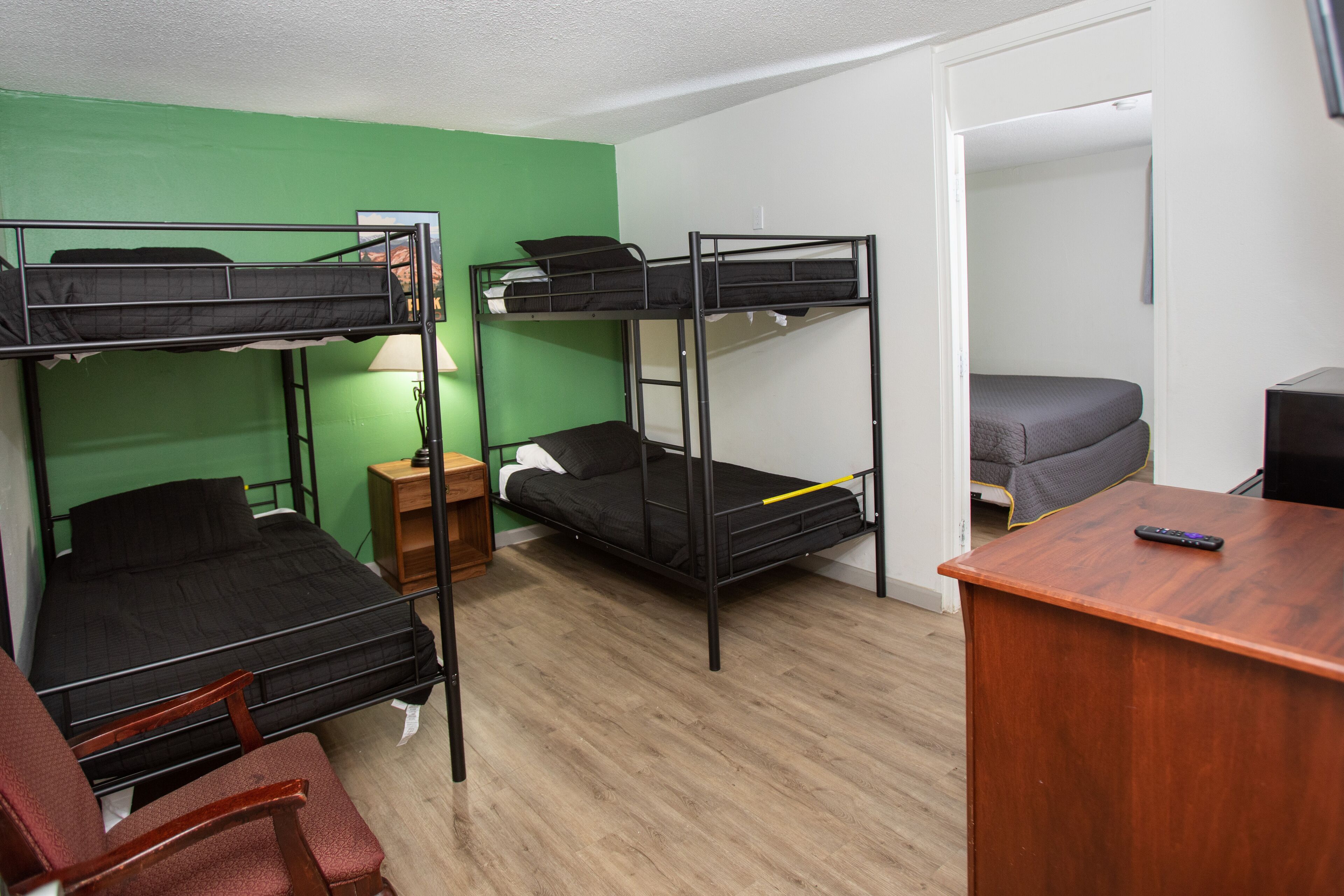 基础套房 | 办公桌、笔记本电脑工作区、免费 WiFi、床单