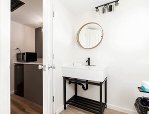 Basic-Suite | Badezimmer | Duschwanne, Handtücher, Seife, Shampoo