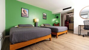 Chambre quadruple Prestige, 2 grands lits, non-fumeur, réfrigérateur et four à micro-ondes | Bureau, espace de travail pour ordinateurs portables