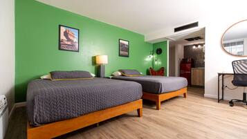 Habitación cuádruple Premium, 2 camas Queen size, para no fumadores, refrigerador y microondas | Escritorio, espacio para trabajar con laptop y wifi gratis