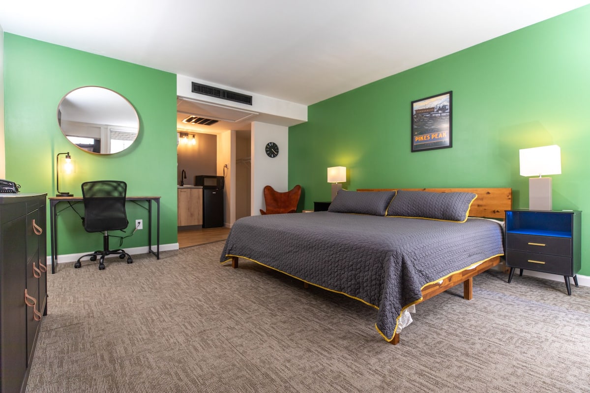 Premium Double Room, 1 King Bed, Non Smoking, Refrigerator & Microwave | Desk, laptop workspace, free WiFi, bed sheets