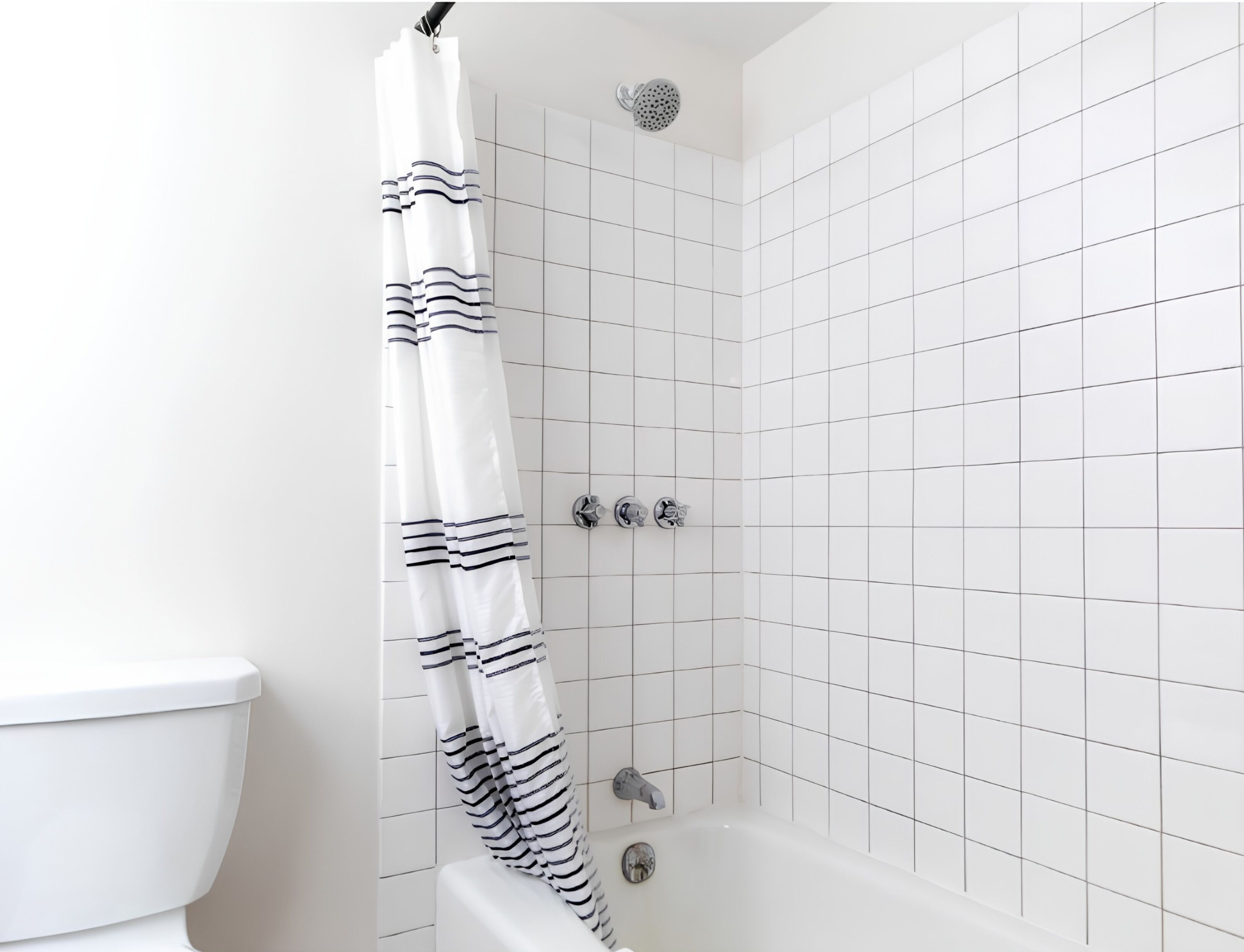 Suite de base | Salle de bain | Ensemble baignoire-douche, serviettes fournies, savon, shampooing