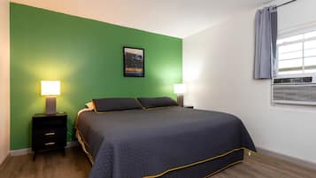 Basic Suite | Desk, laptop workspace, free WiFi, bed sheets