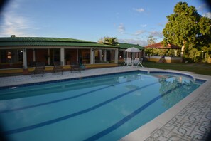 Una piscina al aire libre