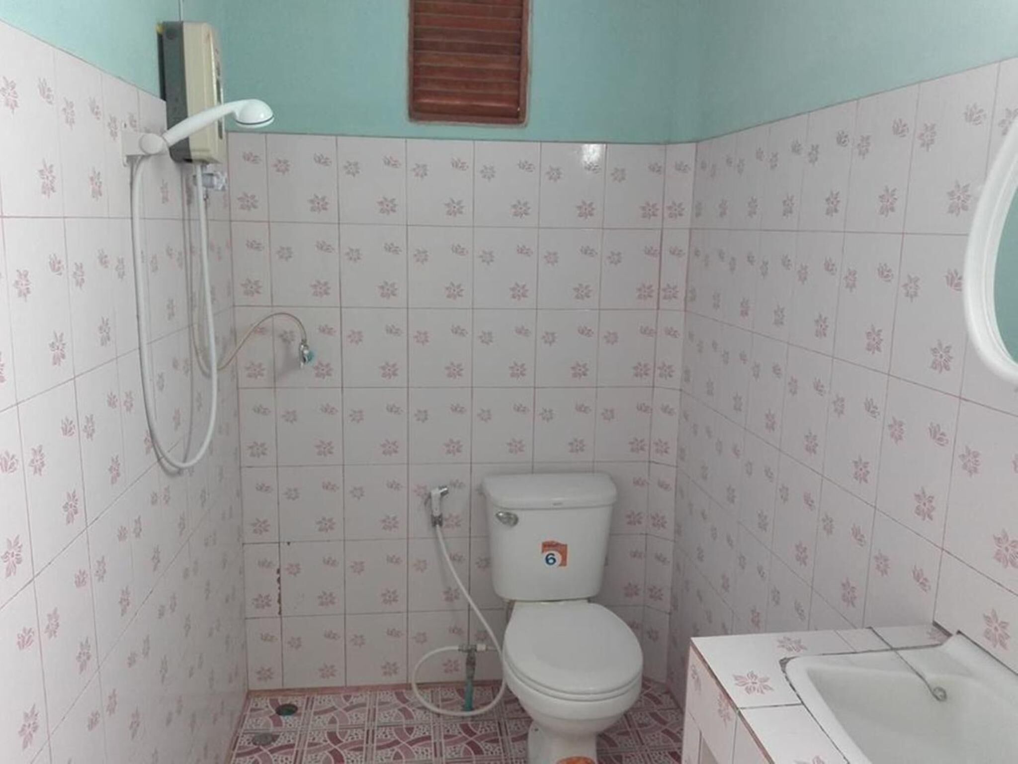 Shower, free toiletries, towels
