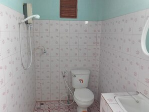 Shower, perlengkapan mandi gratis,  dan handuk