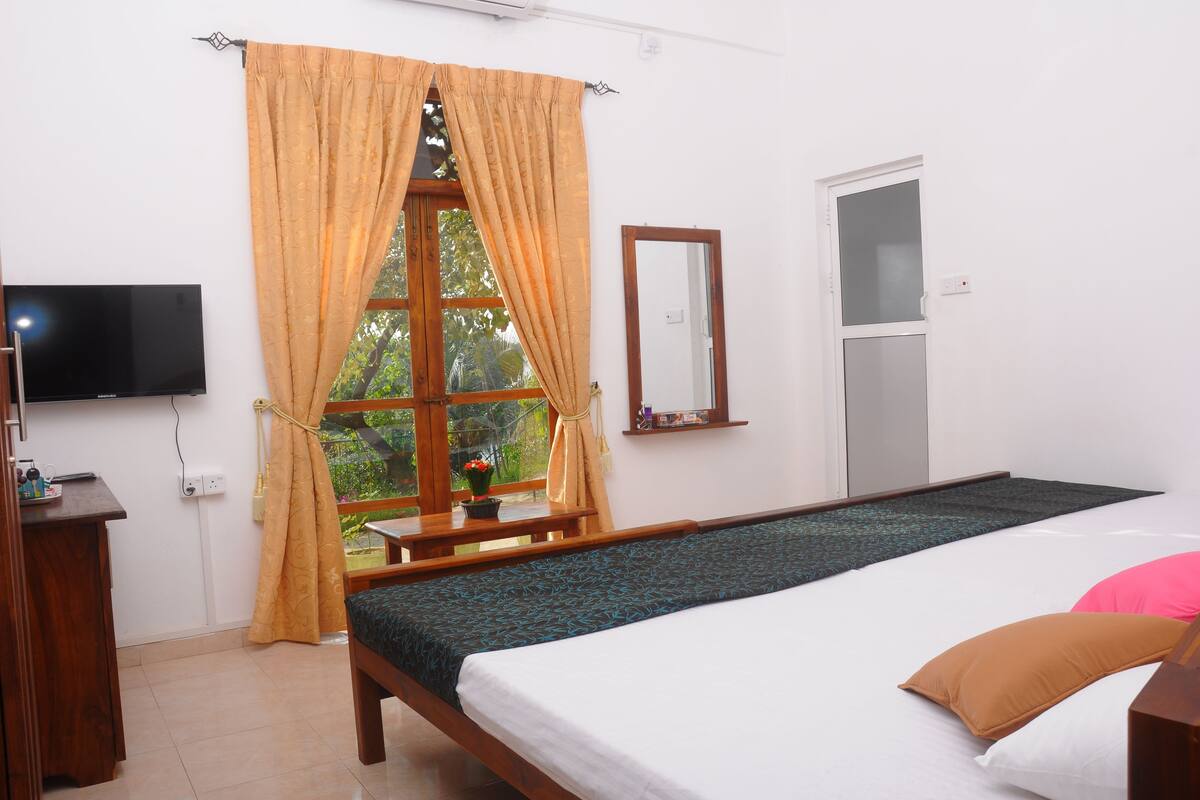 Luxury House, 3 Bedrooms, Accessible, Non Smoking | Minibar, iron/ironing board, free WiFi