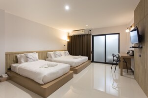 Triple Room | In-room safe, desk, soundproofing, free WiFi