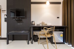 Caja de seguridad en la habitación y escritorio 
