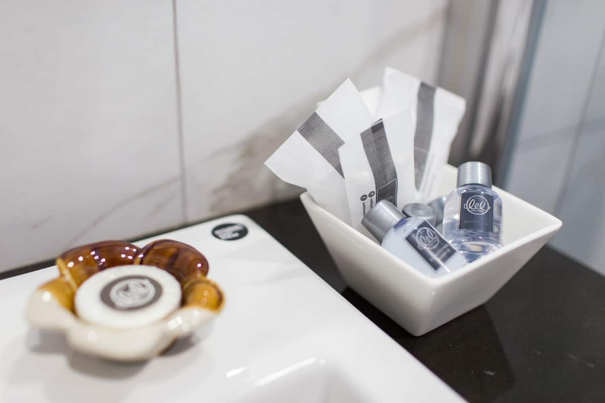 shower, free toiletries, hair dryer, towels