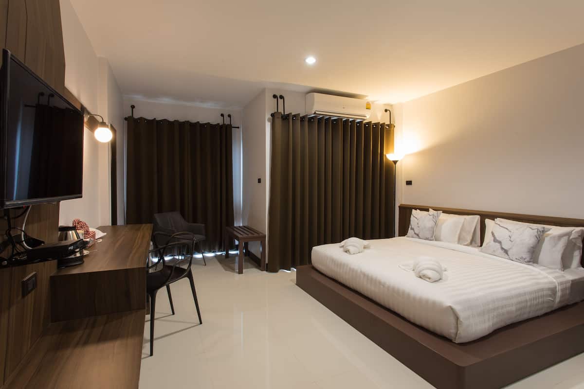 Superior Double Room | In-room safe, desk, soundproofing, WiFi (free)