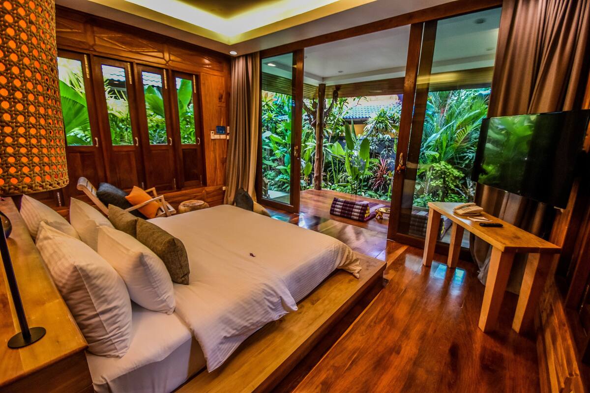 deluxe villa, garden view | 1 bedroom, in-room safe, desk, blackout curtains