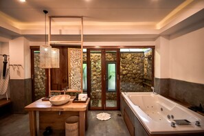 Deluxe Villa, Garden View | Baño | Amenidades de baño gratuitas, secadora de cabello, pantuflas, toallas 