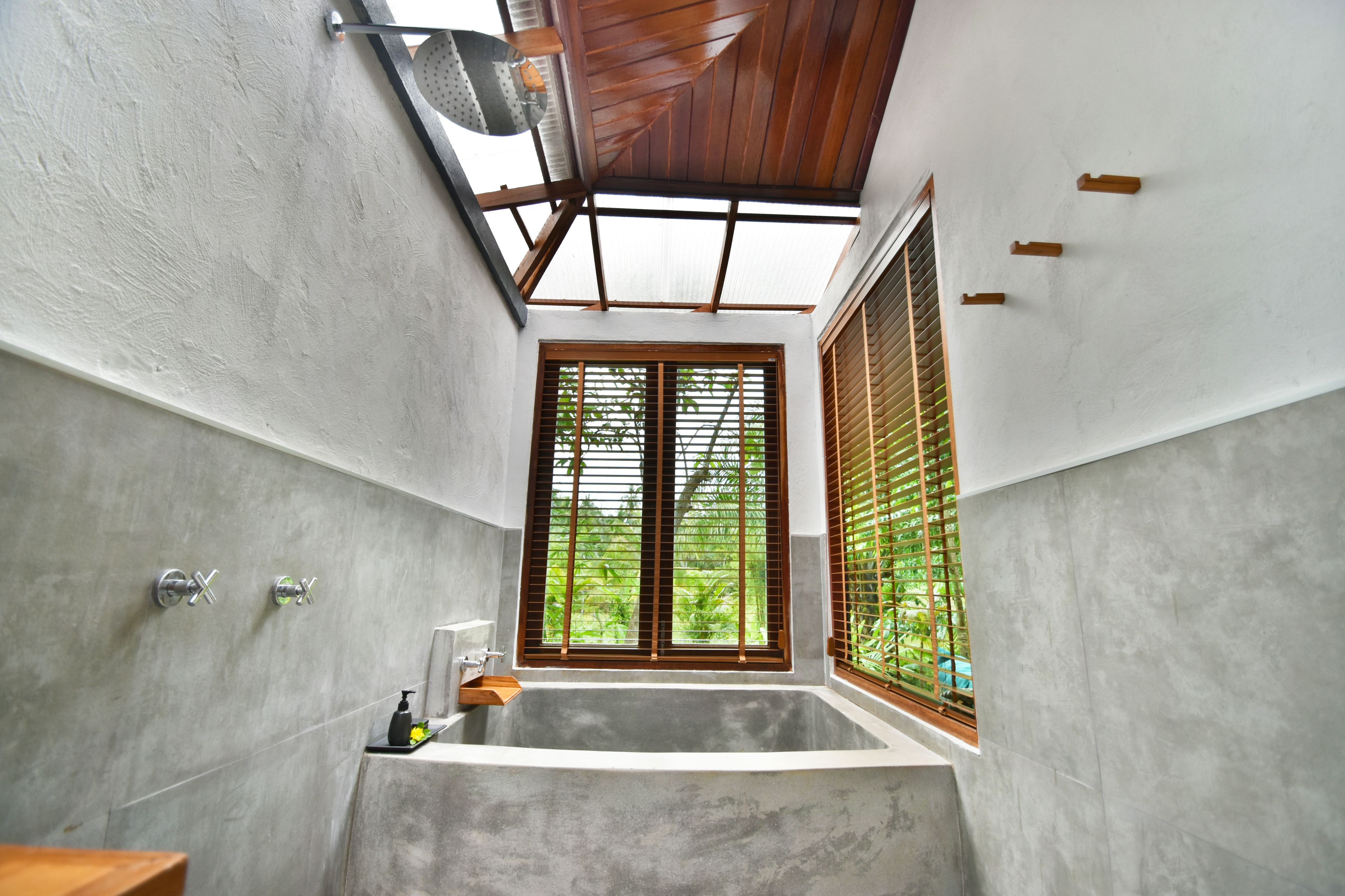 superior villa, canal view | deep-soaking bathtub