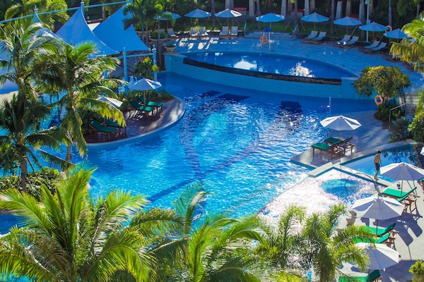 Una piscina al aire libre