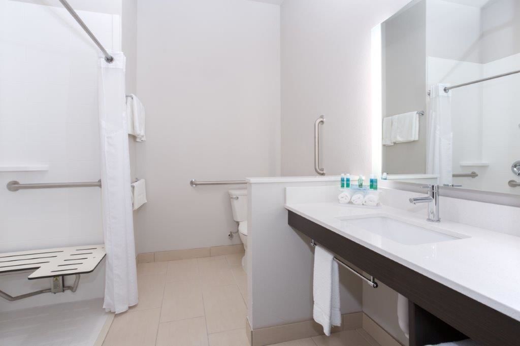 Ensemble baignoire-douche, articles de toilette (gratuits)